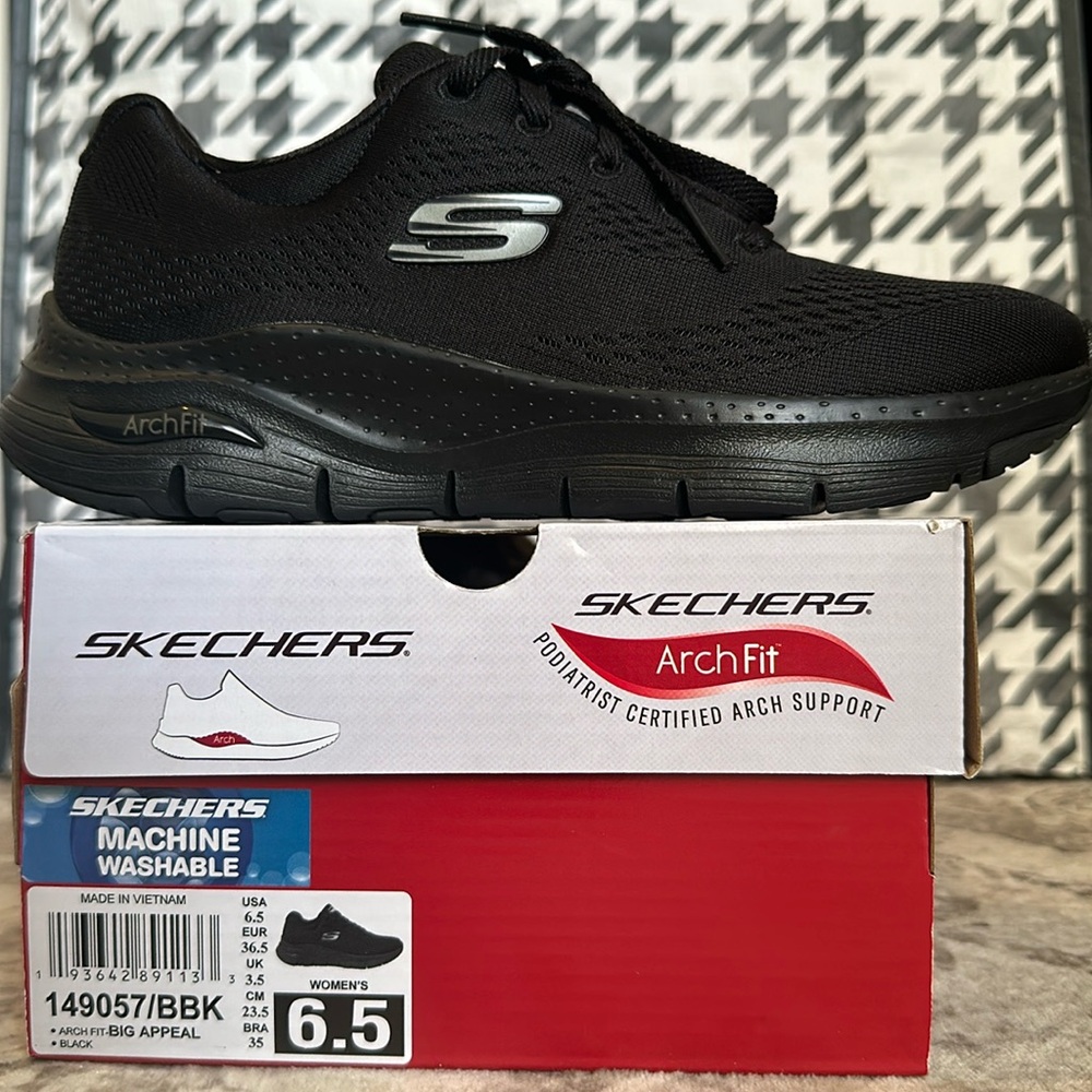 Skechers women’s Black Arch Fit Shoes 6.5
